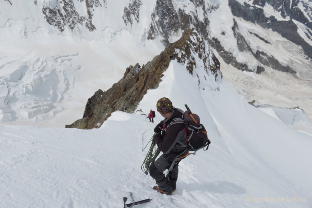 Luis Guerrero bajando a Satteltole, el pico Sattel la roca de delante